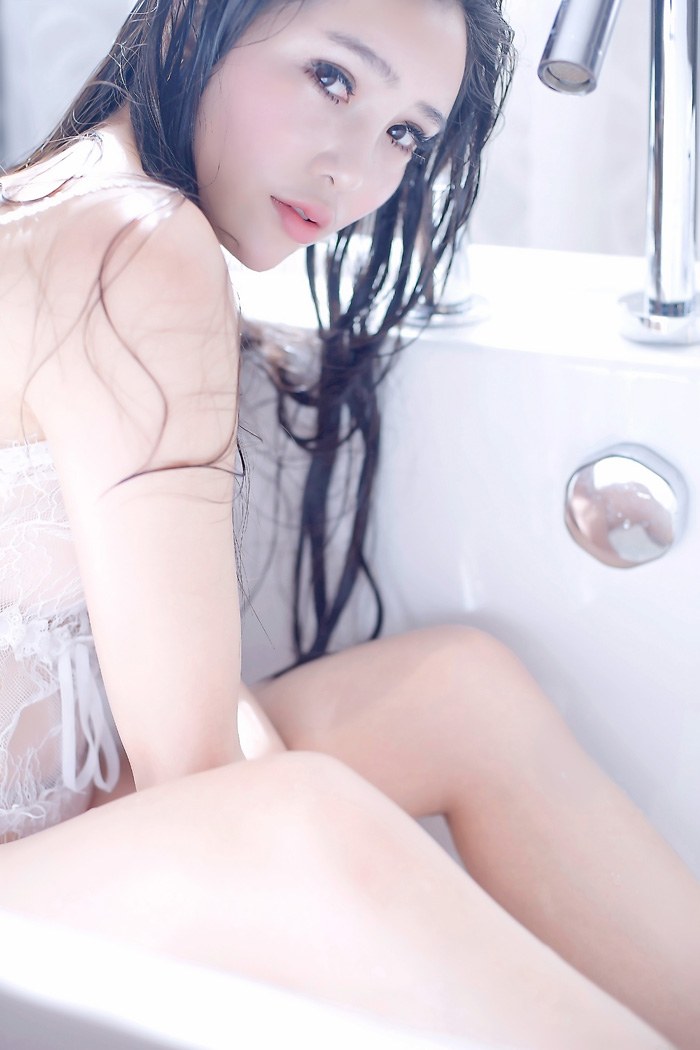 大胸妹艾弥丰乳肥臀写真集让人欲罢不能