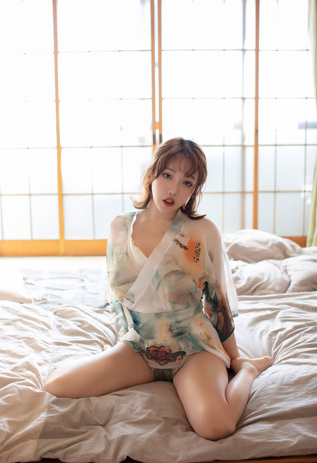 黄楽然半透的绚丽和服镂空内衣